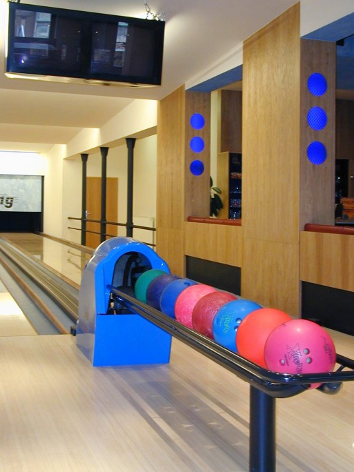 souboje lze sledovat téměř z dráhy díky komunikaci oddělené od bowlingu pouze zábradlím