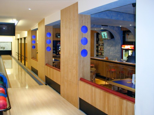 Návrh interiéru sleduje možnost vizuálního propojení odbytového prostoru se samotnou bowlingovou hernou