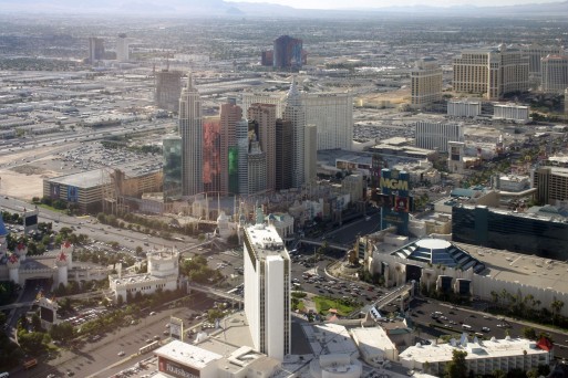 pomyslný začátek Las Vegas Boulevard tvořený vertikalizujícím hotelovým komplexem New York - New York
