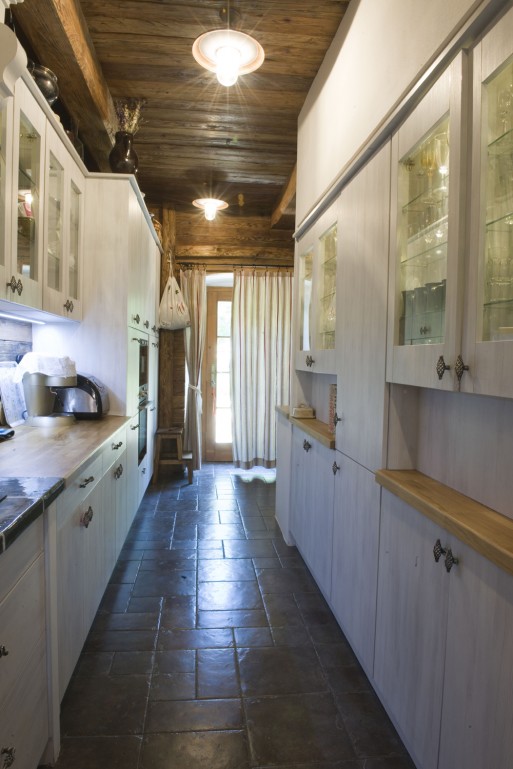 tmavošedá keramická dlažba se světlým dřevěným odstínem kuchyňského nábytku 