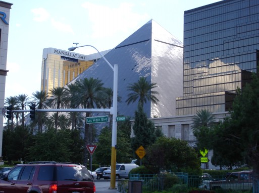 typický pohled na frontu hotelů podél Las Vegas Boulevard