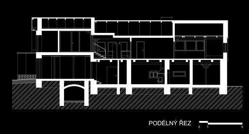 levá část byla několik let před rekonstrukcí přistavována