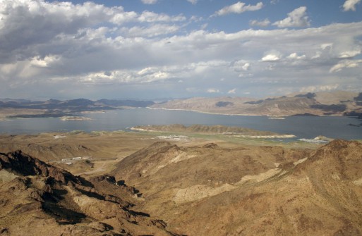 jezero Mead je největší vodní nádrž v USA (délka 180 km, max. hloubka 180 m), zdroj pitné vody a současně rekreační oblast pro Las Vegas
