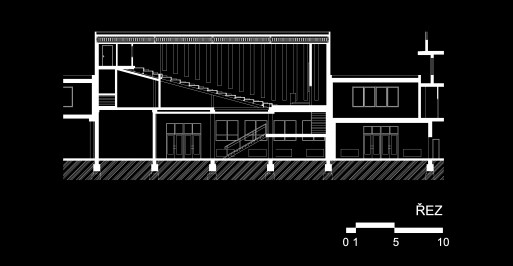 vertikalita interiéru horní posluchárny je patrná též z podélného řezu budovy