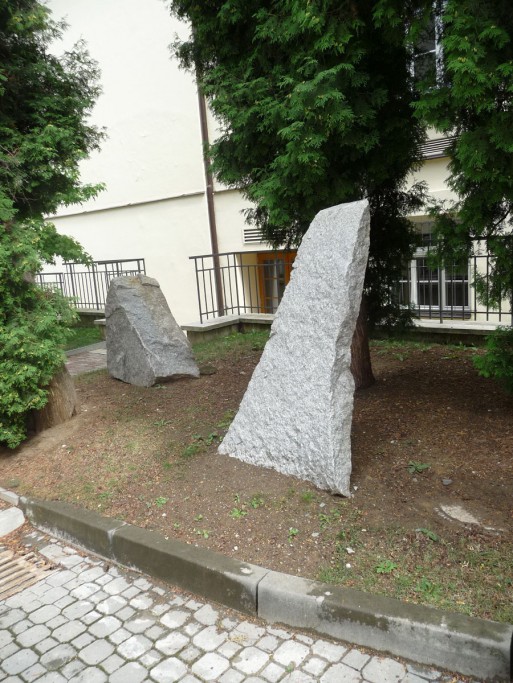 vertikální osazení mrákotínských granitů před geologickým ústavem