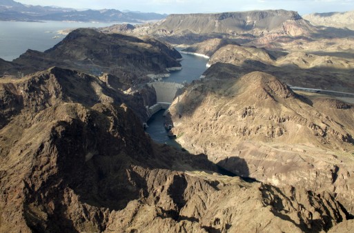 Hooverova přehrada je vysoká 220m a dlouhá 380m postavena v letech 1931 - 1936