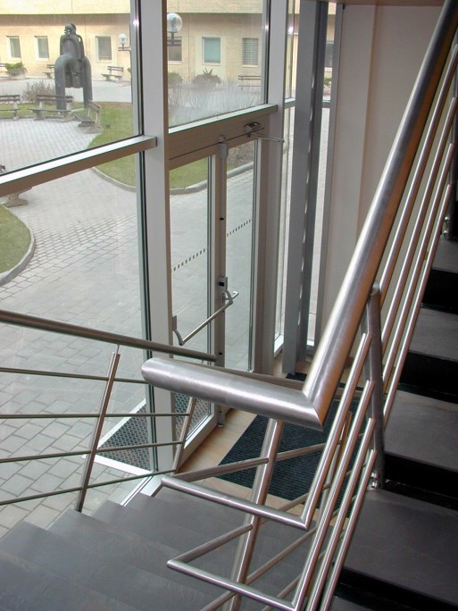 dvě velké auly jsou přístupné též novým ocelovým schodištěm