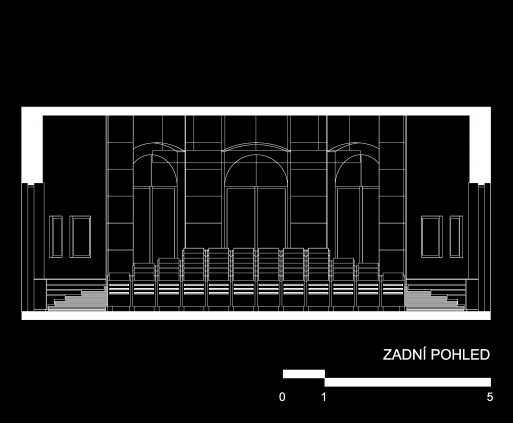 technicistní výraz čel stolků nese otisk větracích mřížek podlahových stupňů v souladu s kovovými detaily akustického podhledu