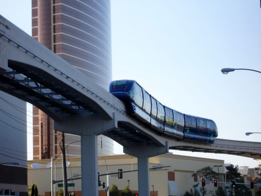 Monorail neboli jednokolejnicová dráha, propojuje hotely na východní straně stripu a Convention Center na severním konci dráhy.