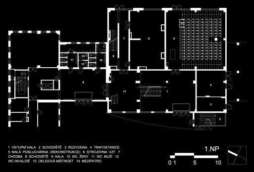 v přízemí je umístěna vedle provozních místností nejmenší posluchárna a vstupní hala 