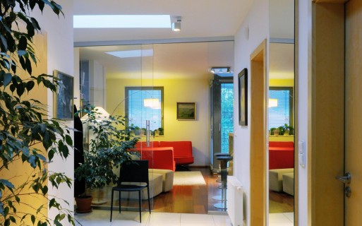 skleněné a zrcadlové plochy vnášejí do prostoru bytu více vzduchu