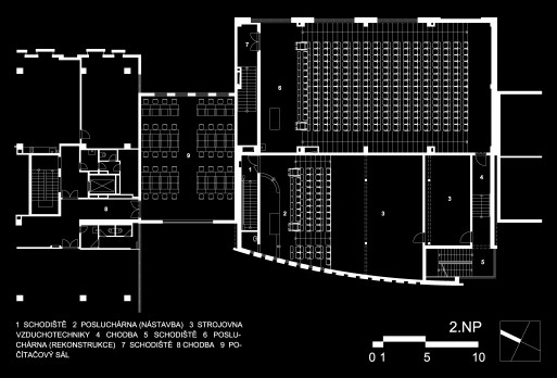 v patře se nachází velká rekonstruovaná aula pro 237 posluchačů a nový počítačový sál