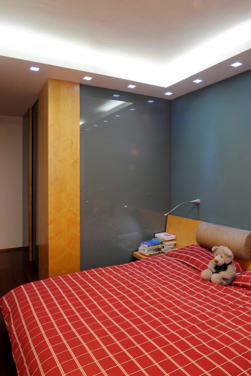 poměrně malý prostor ložnice je povýšen materiálovým řešením v kombinci čtyř rovin osvětlení
