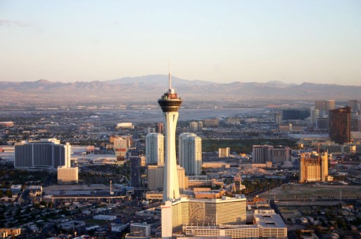 po obletu severní části města se vracíme, pohled ze západu na The Strip přes Stratosphere Tower,  nejvyšší vyhlídková věž na světě (350m), vpravo za hotelem Wynn Convention Center (infoCom 2005)